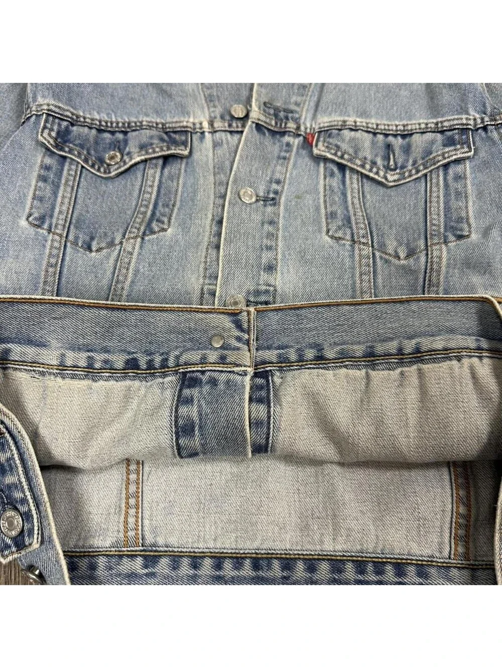 Vintage Levi’s Denim Trucker jacket distressed light washed Mens Medium